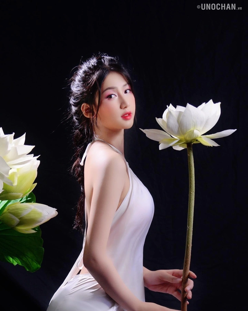 Hình Như Lê TikToker dâm đãng trong ánh sáng nhẹ