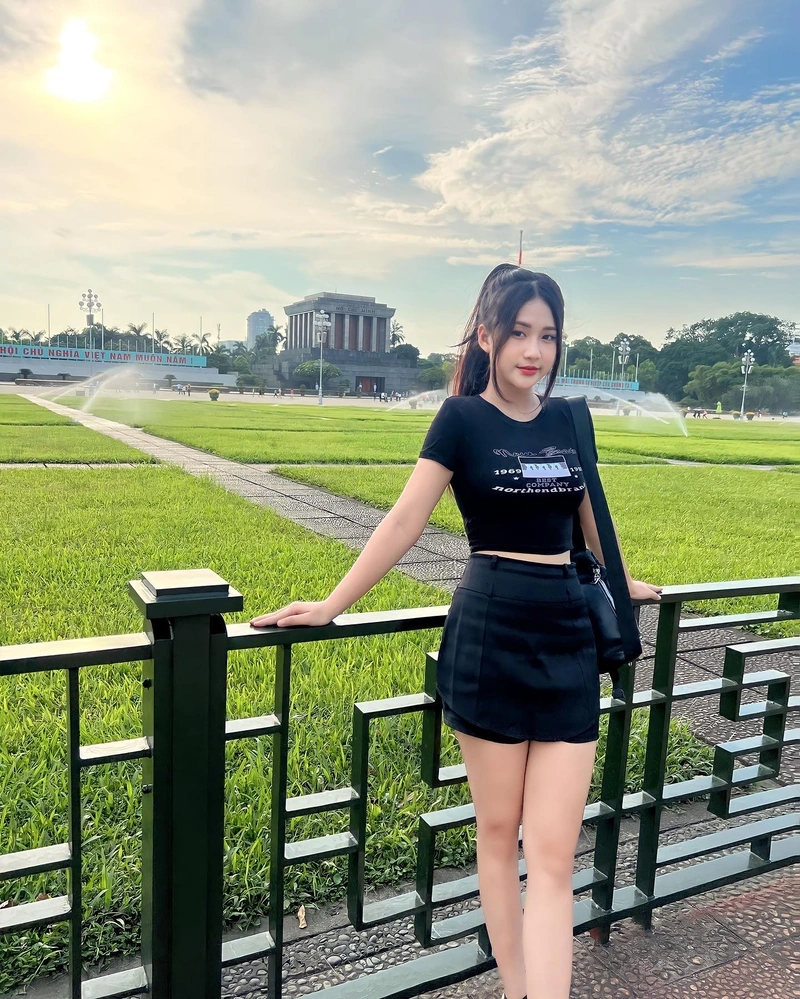 Hình Như Lê TikToker sexy khoe vòng ba đầy đặn quyến rũ
