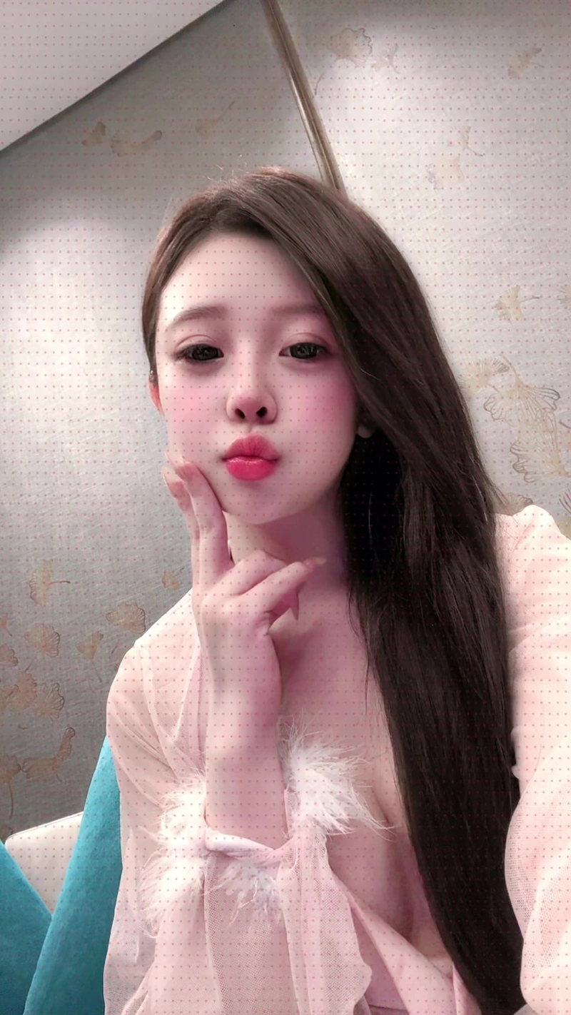 Hình Thảo Baby TikToker vú to tròn căng