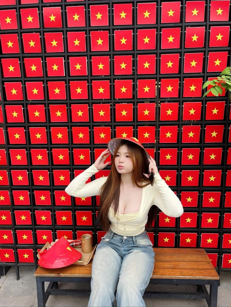Hình TikToker Lan Xinh Yêu Lanhxinhyeu06 show hàng cuốn hút