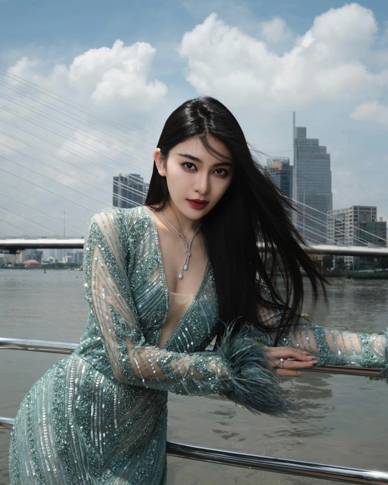 Hình TikToker Linh Trương sexy lột đồ mông tròn đầy