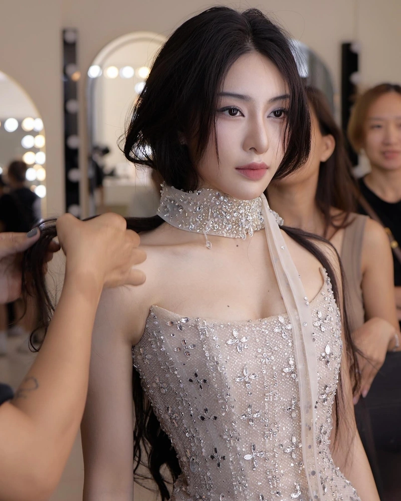 Hình TikToker Linh Trương sexy với vòng ba tròn trịa quyến rũ