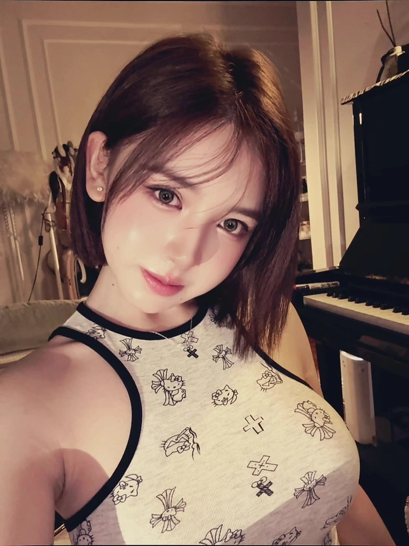 Hình Trần Huyền Châu bikini nóng bỏng khoe mông quyến rũ