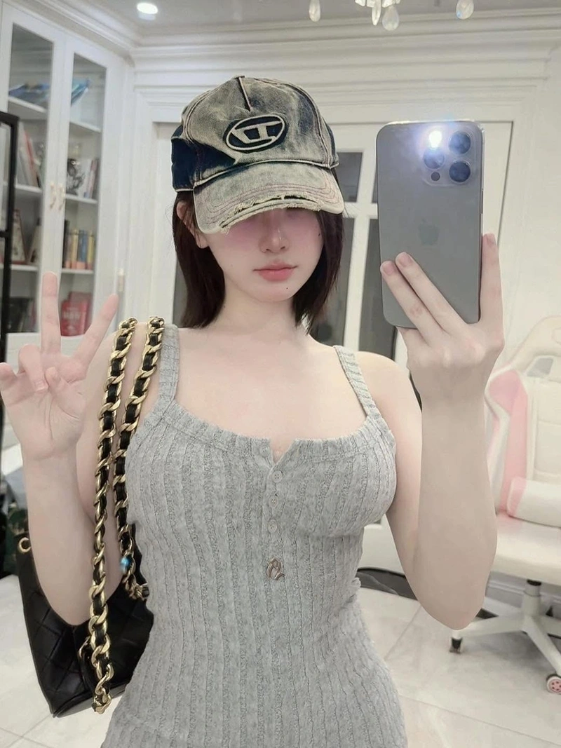 Hình Trần Huyền Châu bikini sexy full 4K vòng 1 quyến rũ