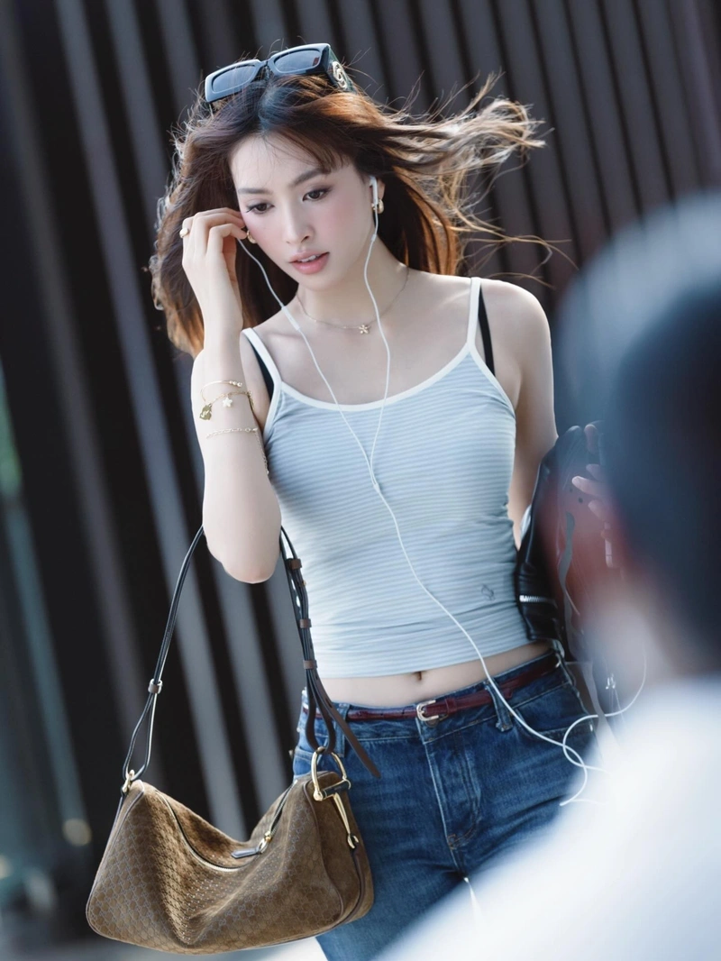 Hình Tuệ Vy TikToker sexy vòng một đầy đặn