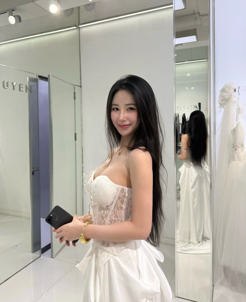 Hình Uyên Ni bikini 4K cuốn hút nhờ mông tròn