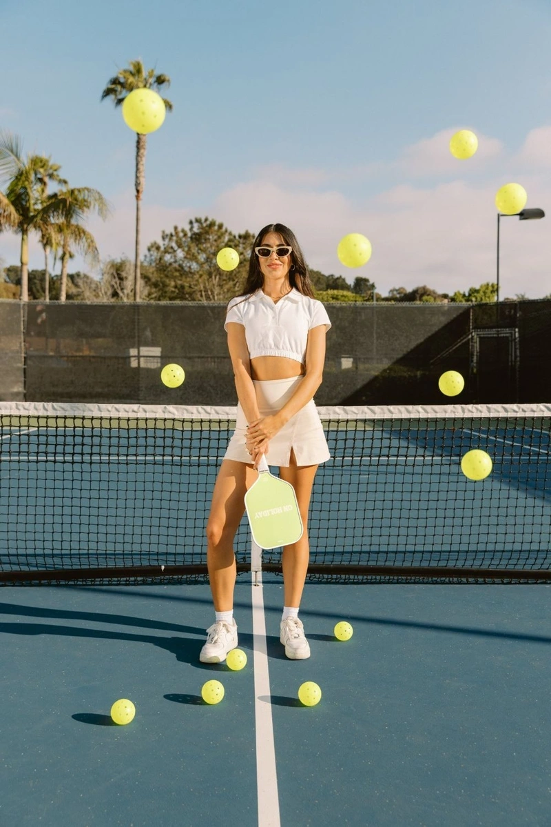 Hình ảnh cô gái chơi pickleball lộ hàng vòng một đầy đặn sexy