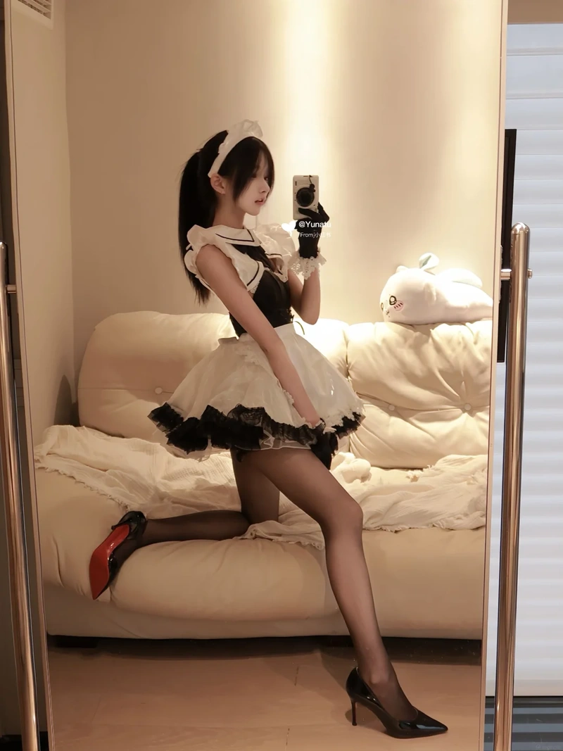 Hình ảnh gái xinh mặc đồ hầu gái cởi nhẹ lộ hàng sexy