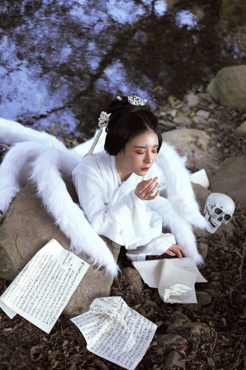 Hình cosplay Bạch Cốt Tinh bí ẩn mê ly