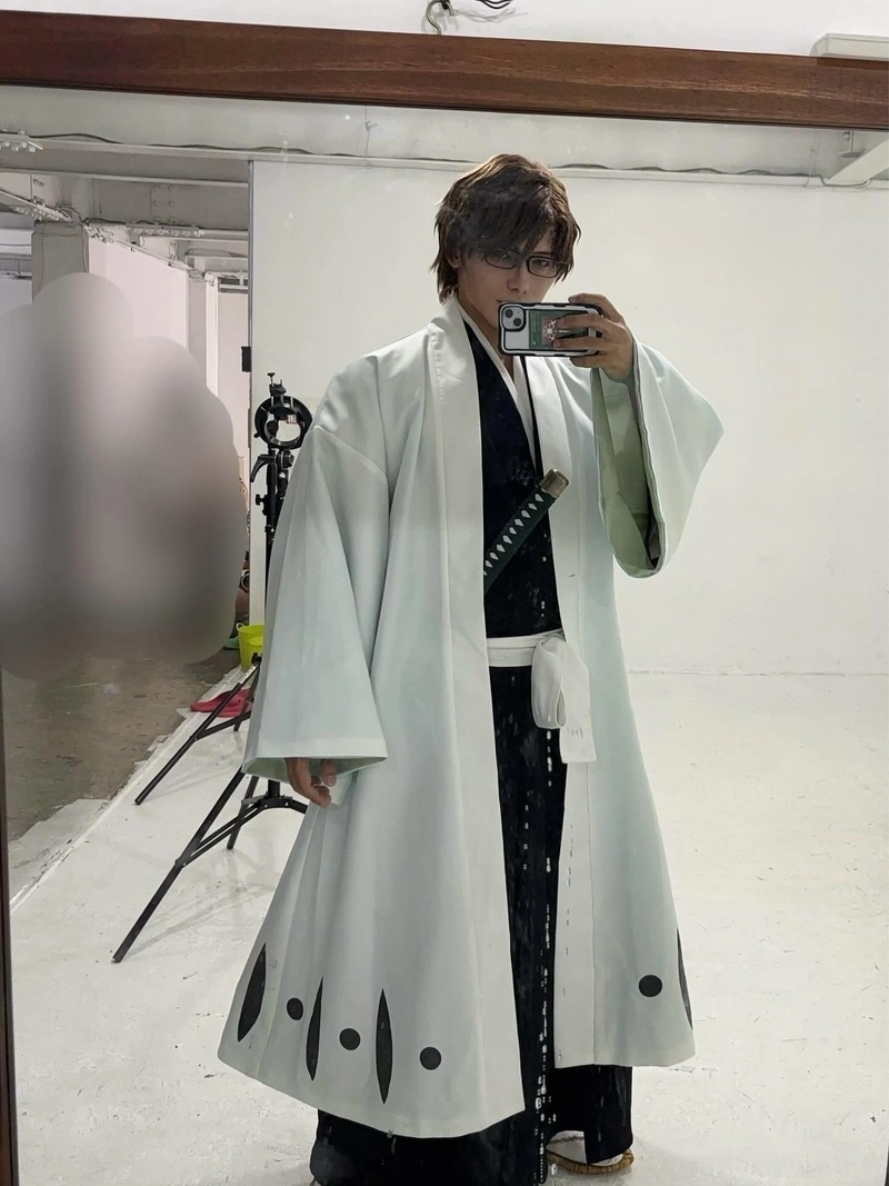 Hình cosplay nam anime mạnh mẽ nam tính