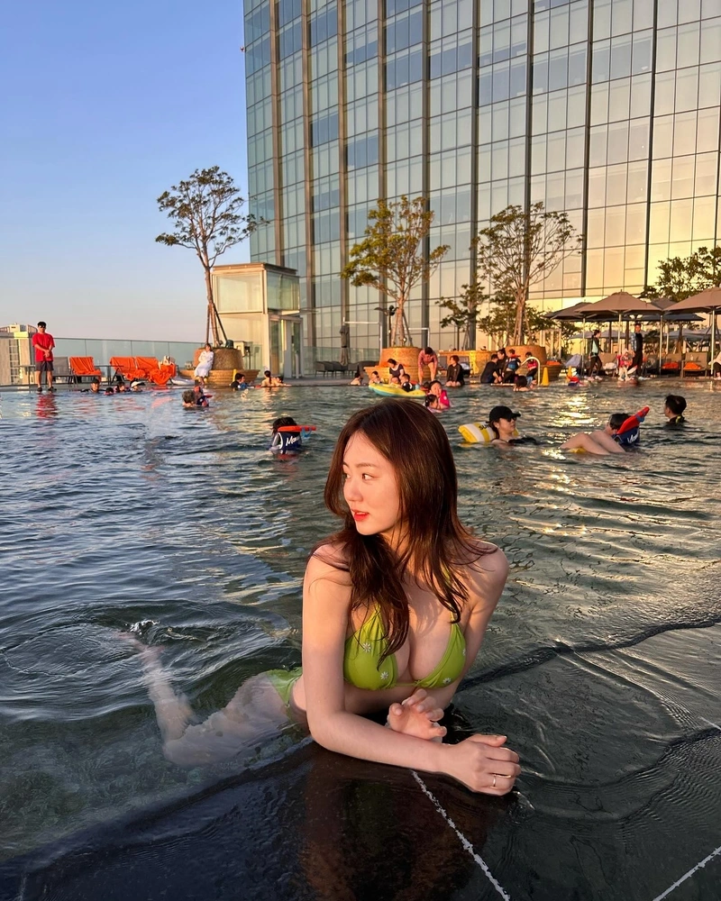 Hình gái Hàn mặc bikini vòng một tròn đầy gợi cảm