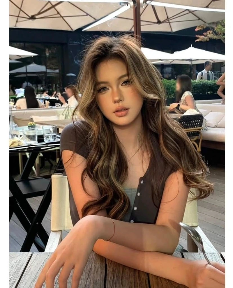 Hình gái hư kiêu kỳ lạnh lùng