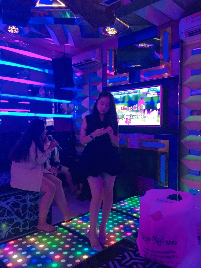 Hình gái karaoke lột đồ nude quyến rũ