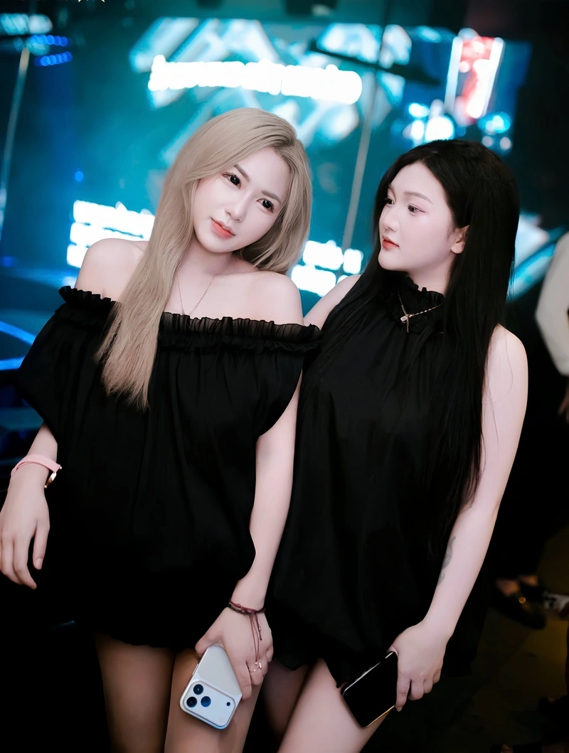 Hình gái karaoke lột đồ vòng một siêu phẩm