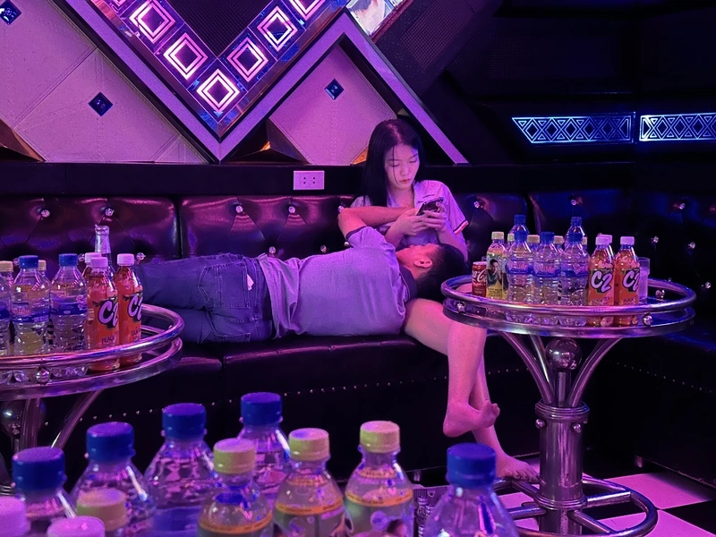 Hình gái karaoke sexy mông khủng cuốn hút