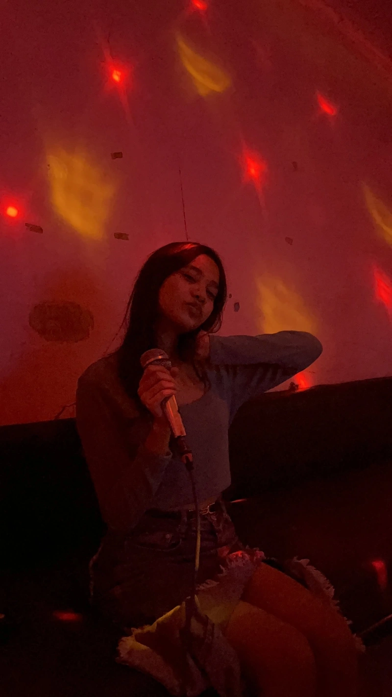 Hình gái karaoke vòng ba căng tròn nóng bỏng