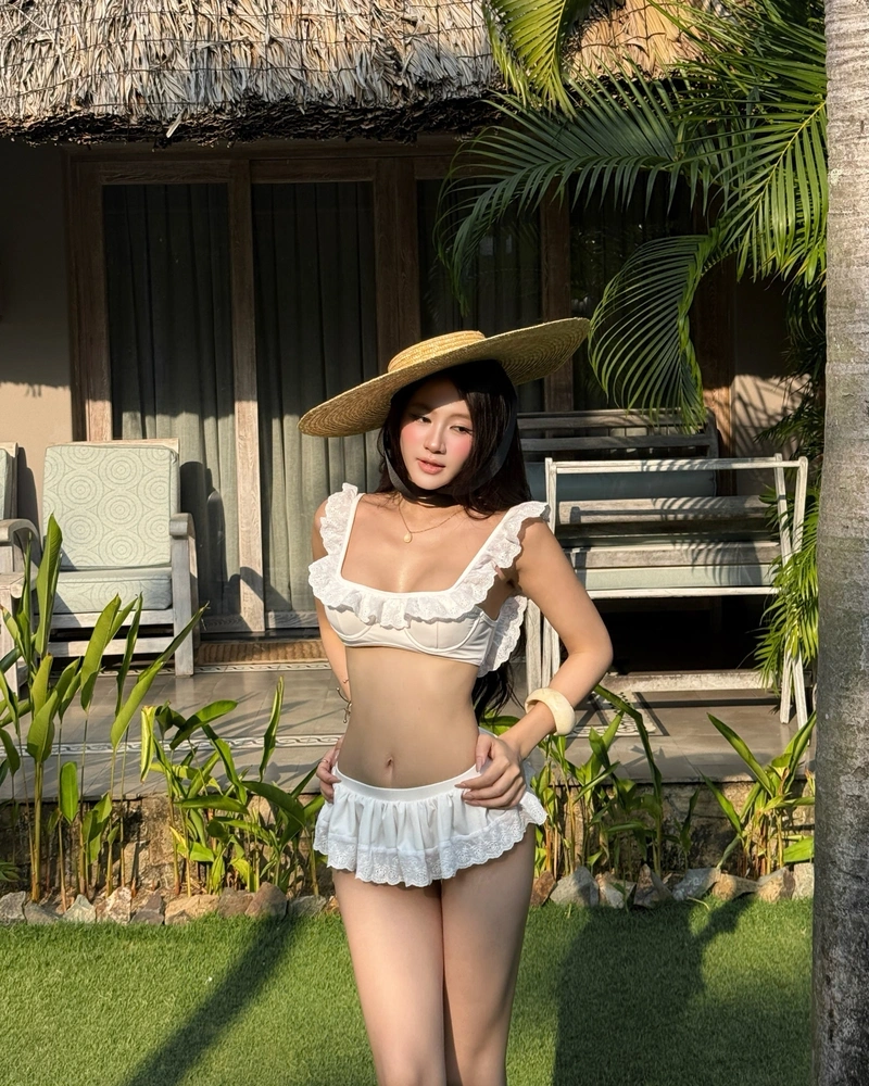 Hình gái mặc bikini mỏng manh mông cong quyến rũ