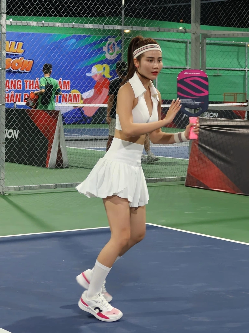 Hình gái xinh chơi pickleball vòng một tròn trịa sexy hút hồn
