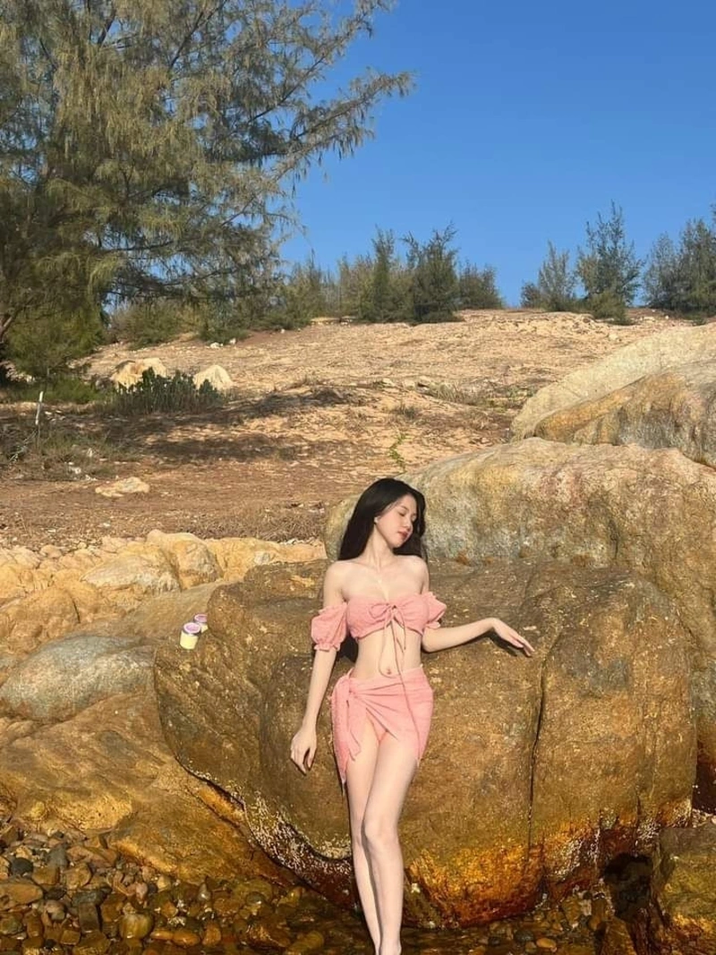 Hình gái xinh mặc bikini hồng vú tròn gợi cảm