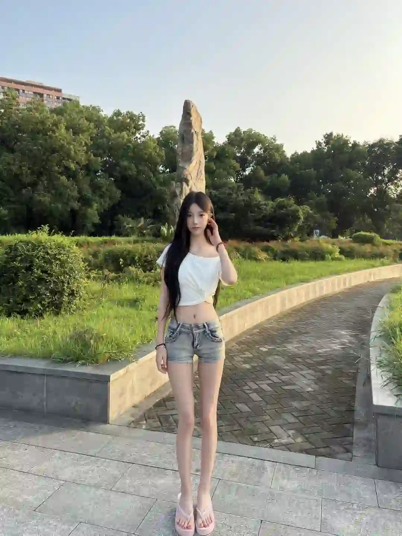 Hình gái xinh mặc quần ngắn show vòng một