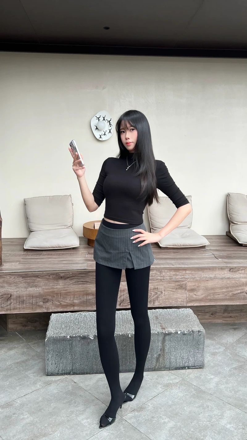 Hình gái xinh mặc quần tất không che nhiều