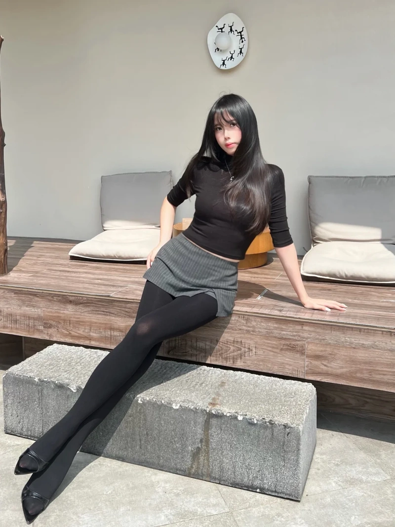 Hình gái xinh mặc quần tất mông tròn đầy