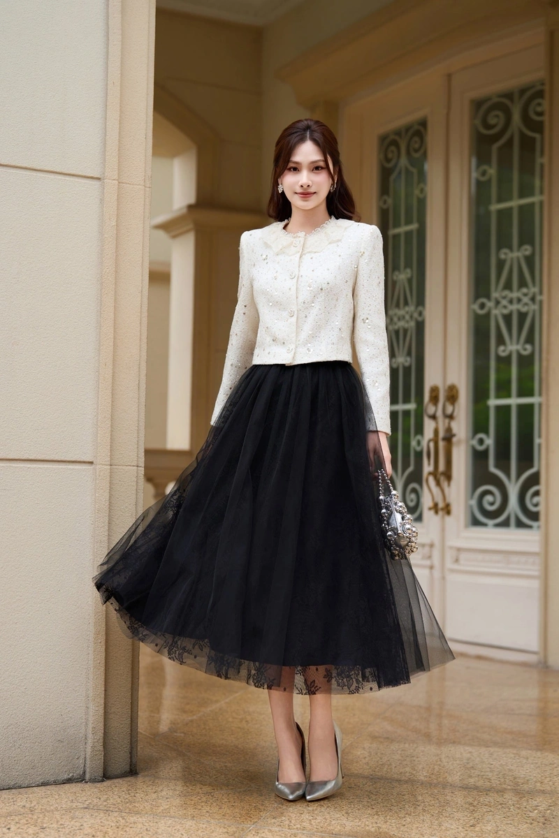 Hình gái xinh mặc váy lưới lộ hàng vòng một đầy đặn