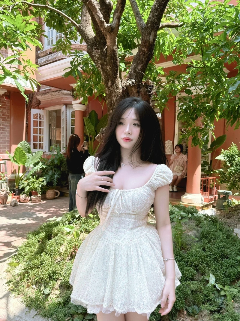 Hình gái xinh váy ngắn lộ vòng ba dâm dục