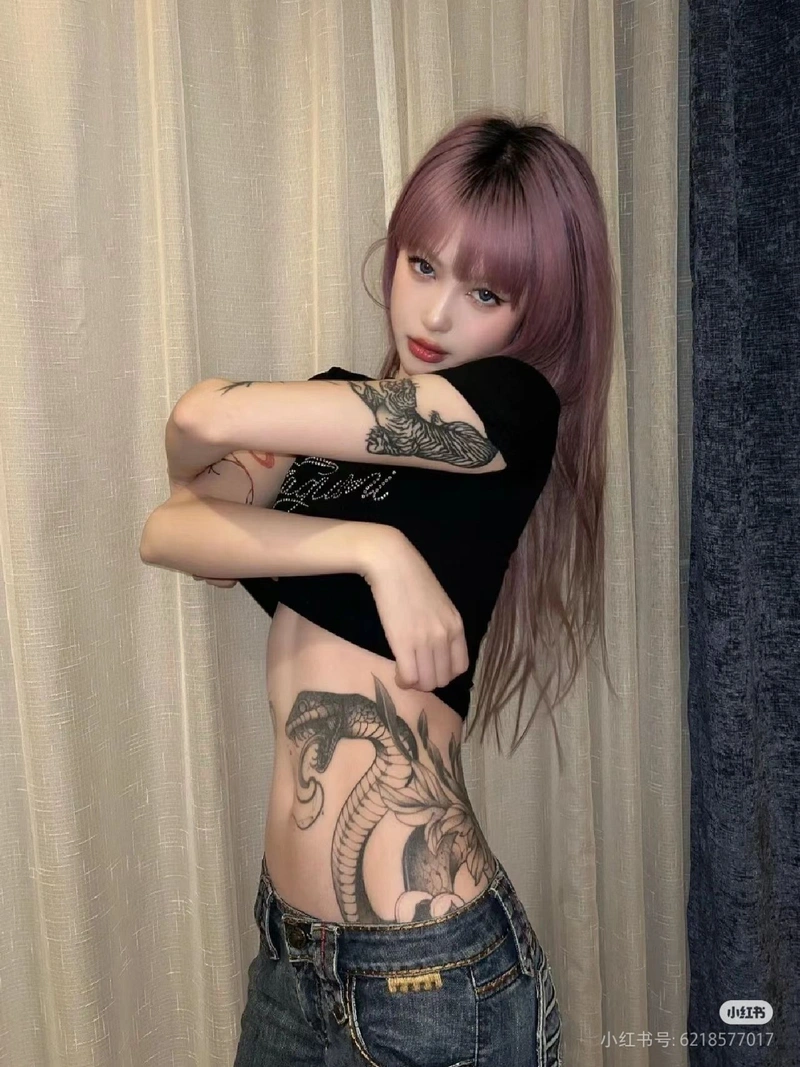 Hình gái xinh xăm mình khỏa thân full body