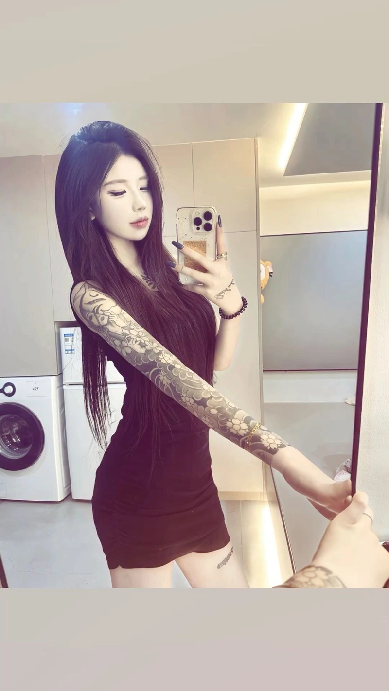 Hình gái xinh xăm mình lột đồ nóng bỏng 2K