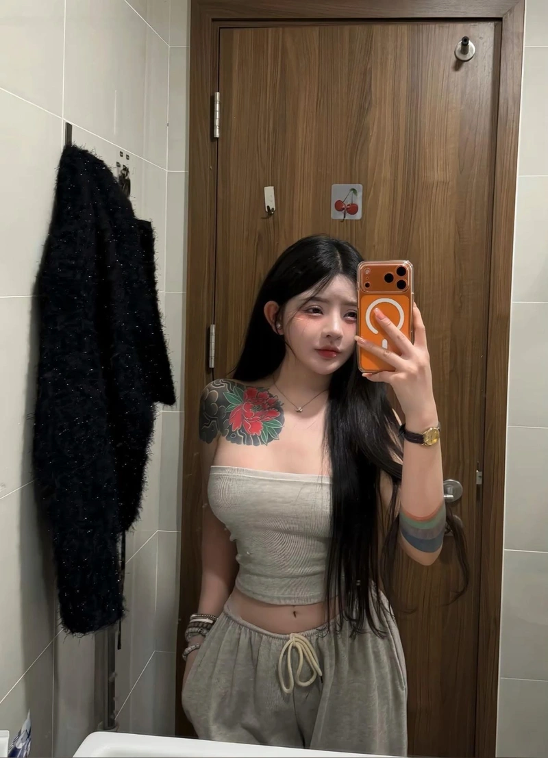 Hình gái xinh xăm mình mông khủng sexy