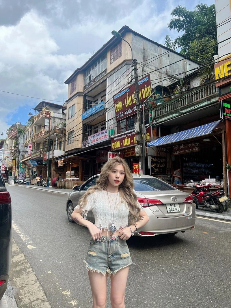 Hình gái xinh xăm mình ngực khủng không che