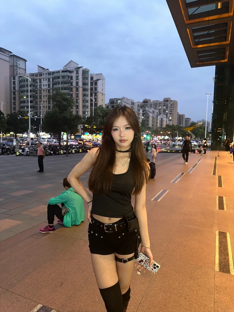 Hình nền gái xinh quần ngắn lộ hàng cuốn hút