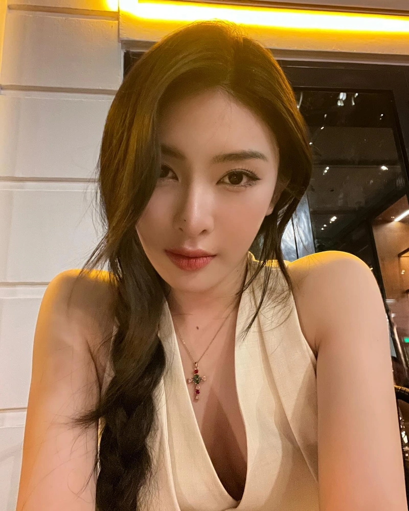 Hình nude Linh Trương không che mông và đùi săn chắc