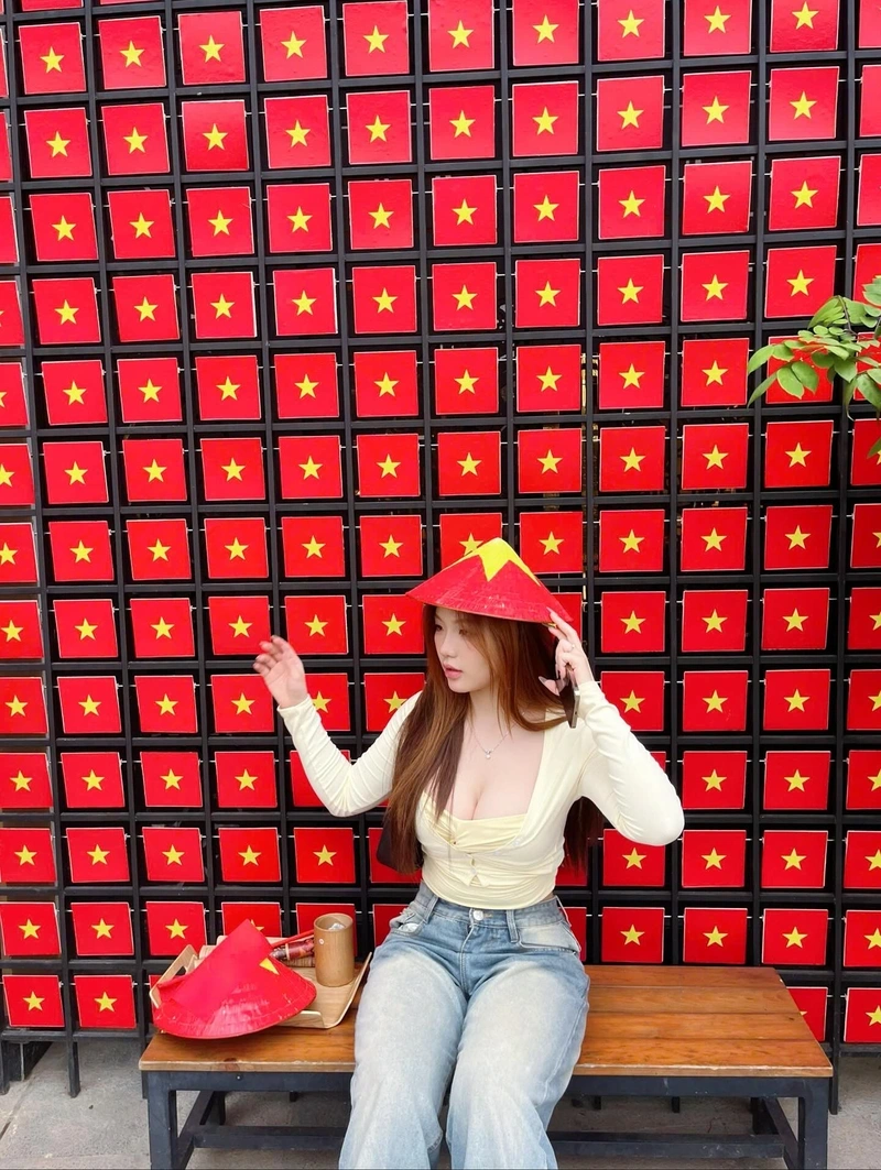 Lanhxinhyeu06 gợi tình khoe vòng 1 to tròn