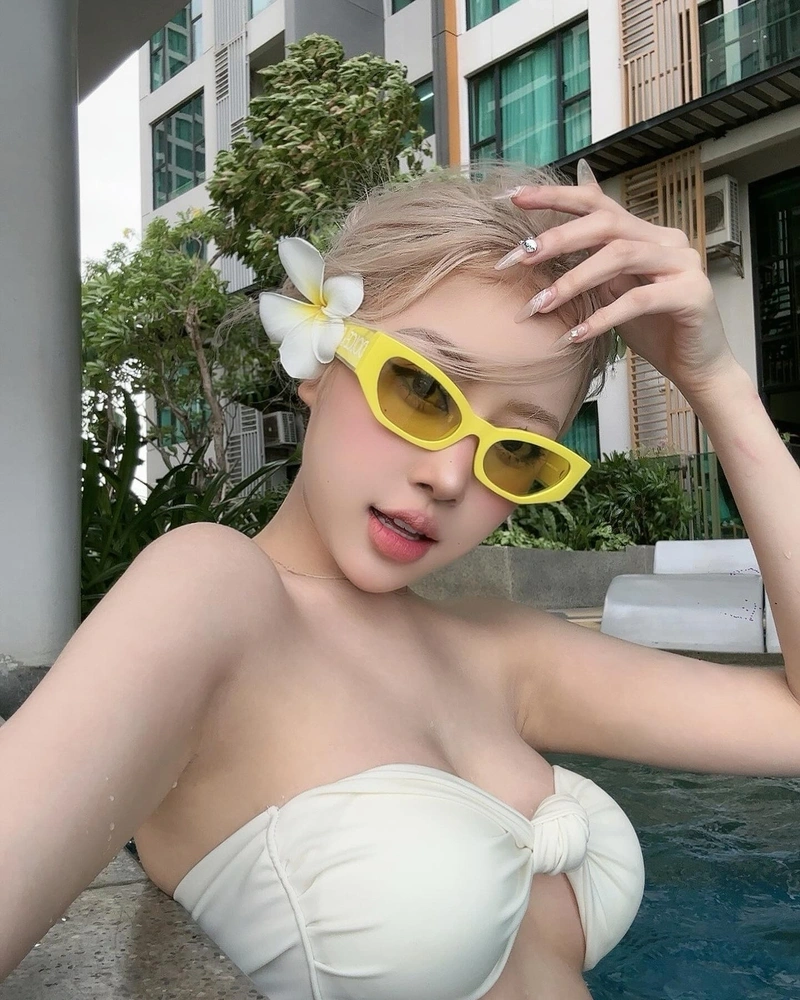Lê Huyền Diệu diện bikini gợi cảm lộ vòng ba căng tròn