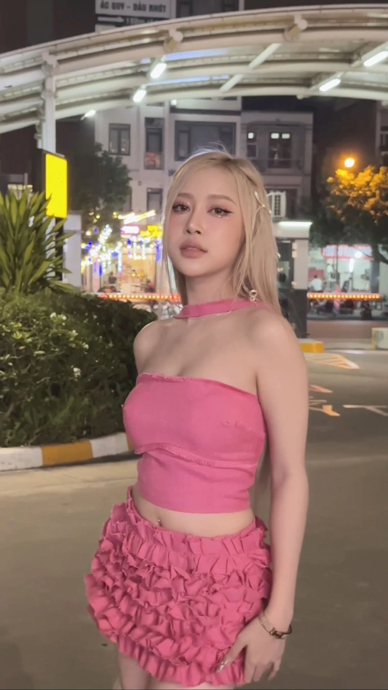 Lê Huyền Diệu show hàng bikini sexy vòng một tròn khủng