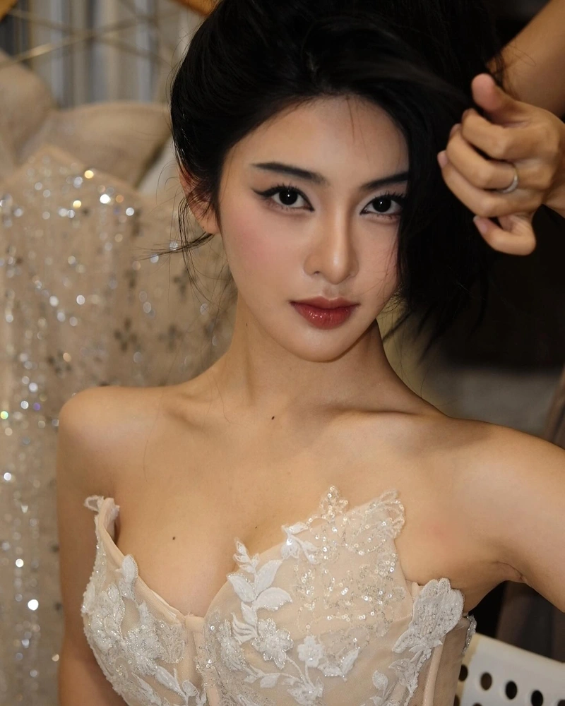 Linh Trương khoe vòng ba gợi dục cuốn hút người xem