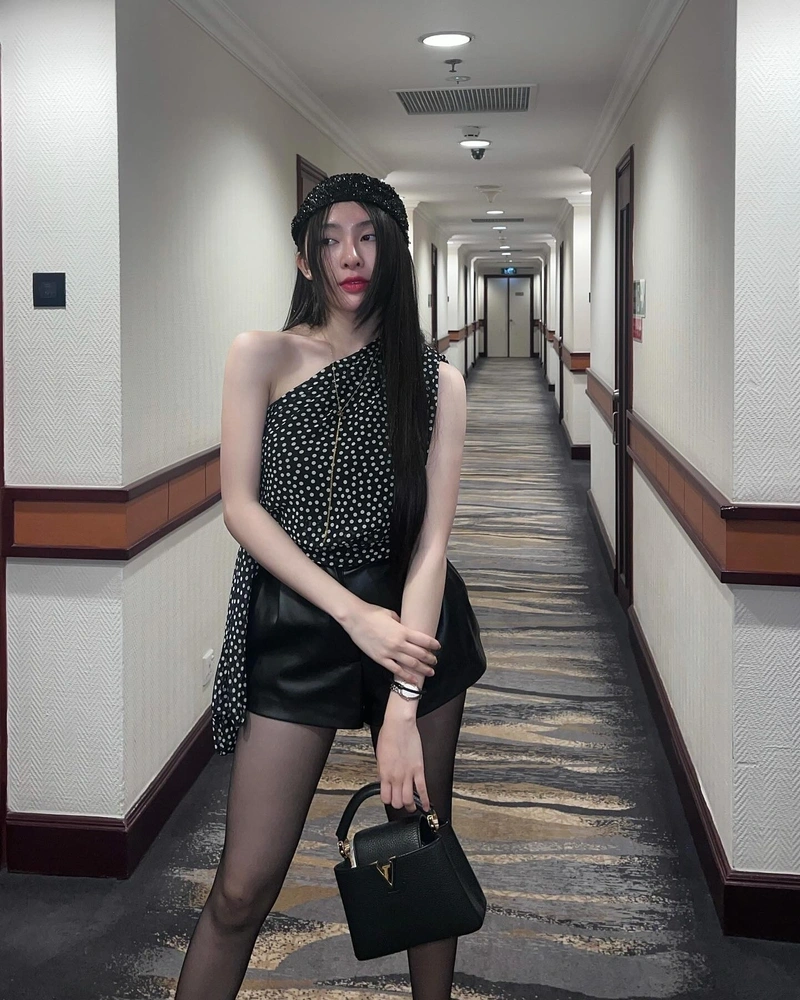 Linh Trương không che thân hình nóng bỏng gợi tình