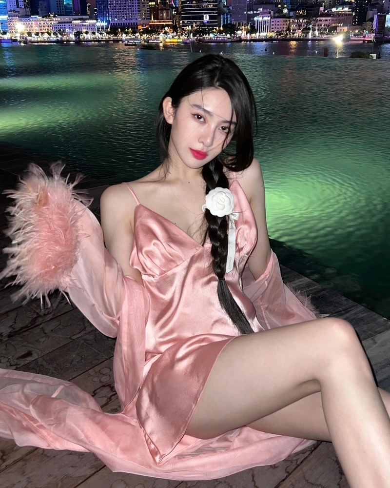 Linh Trương lột đồ khoe hàng gợi tình siêu phẩm