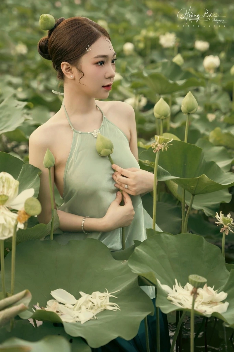 Mông cong quyến rũ gái xinh mặc áo yếm 2K