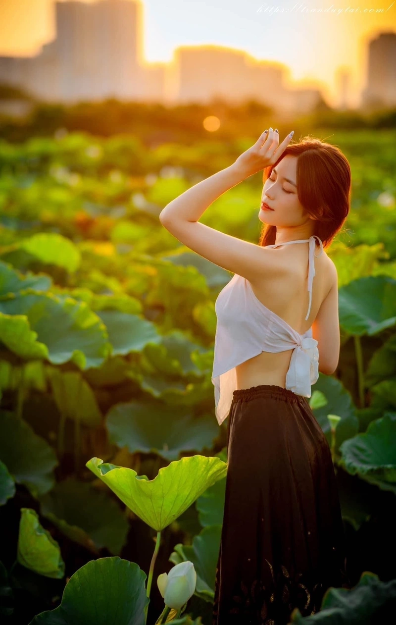 Ngực căng tròn gợi tình trong ảnh gái xinh áo yếm