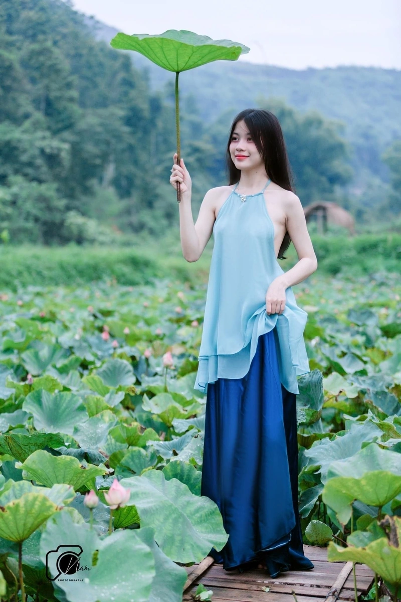 Ngực khủng tròn đầy trong hình gái xinh áo yếm