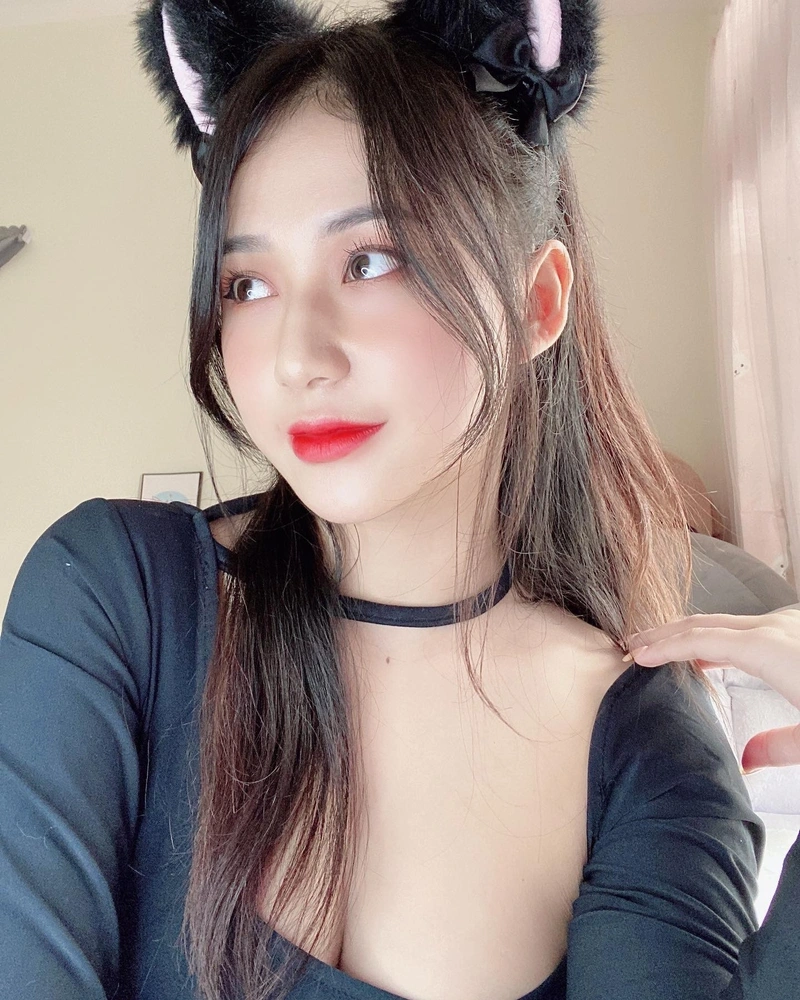 Như Lê khoe vòng ba khủng gợi cảm trên nền tối