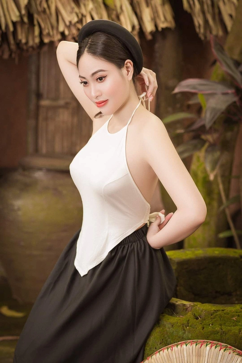 Thân hình gợi cảm gái xinh mặc áo yếm nude