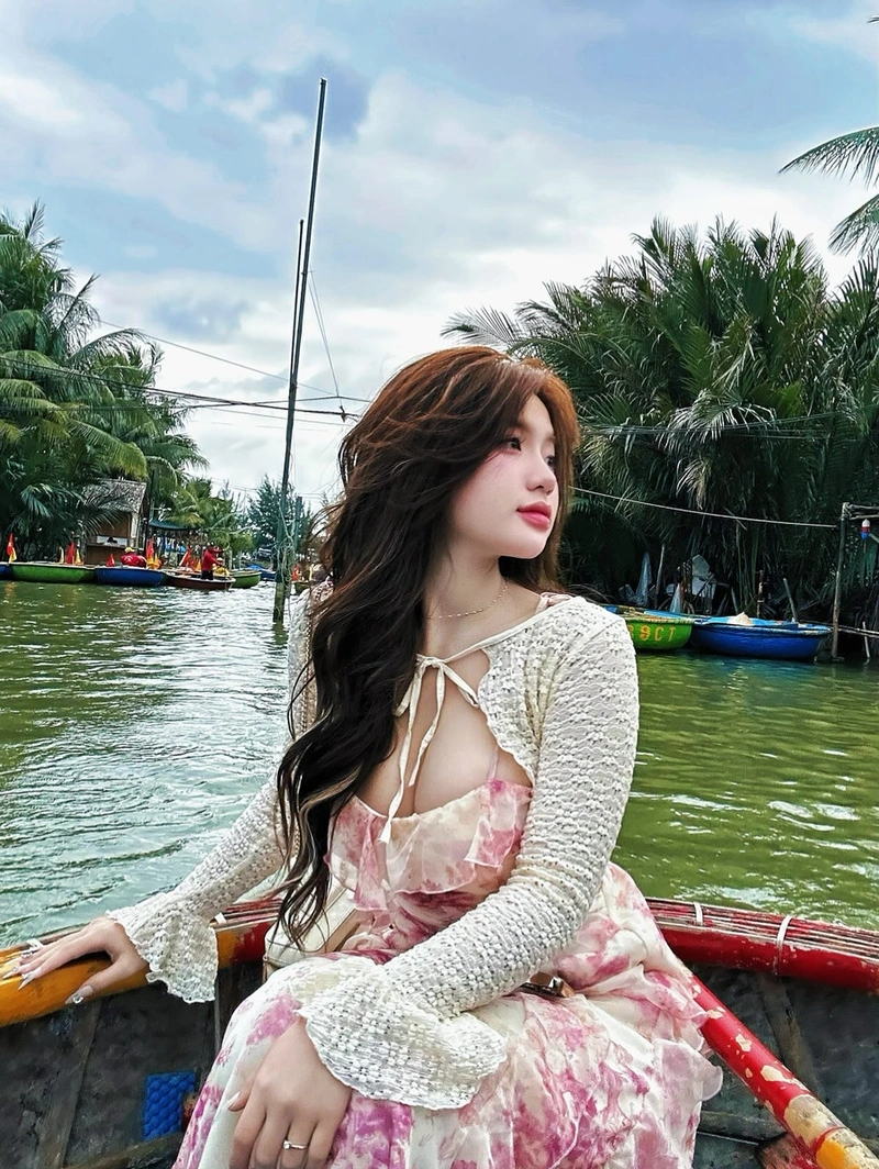 TikToker Lan Xinh Yêu Lanhxinhyeu06 khoe mông tròn gợi cảm