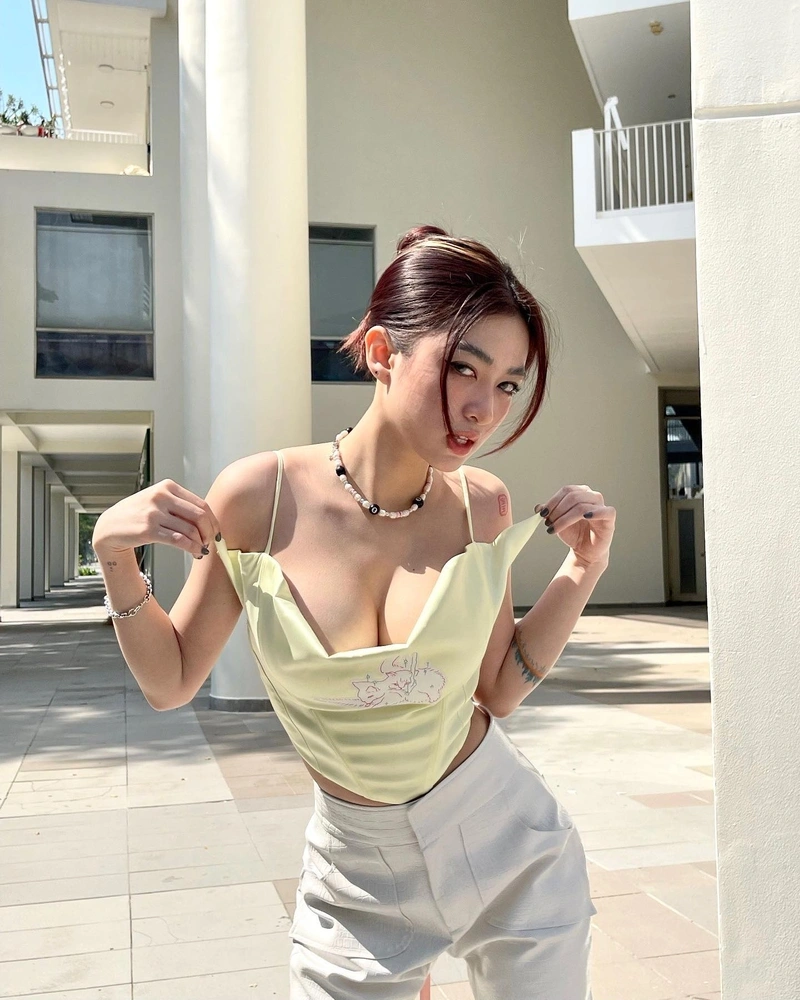 Trần Đoàn Bảo Ngọc gợi dục cởi hết không che