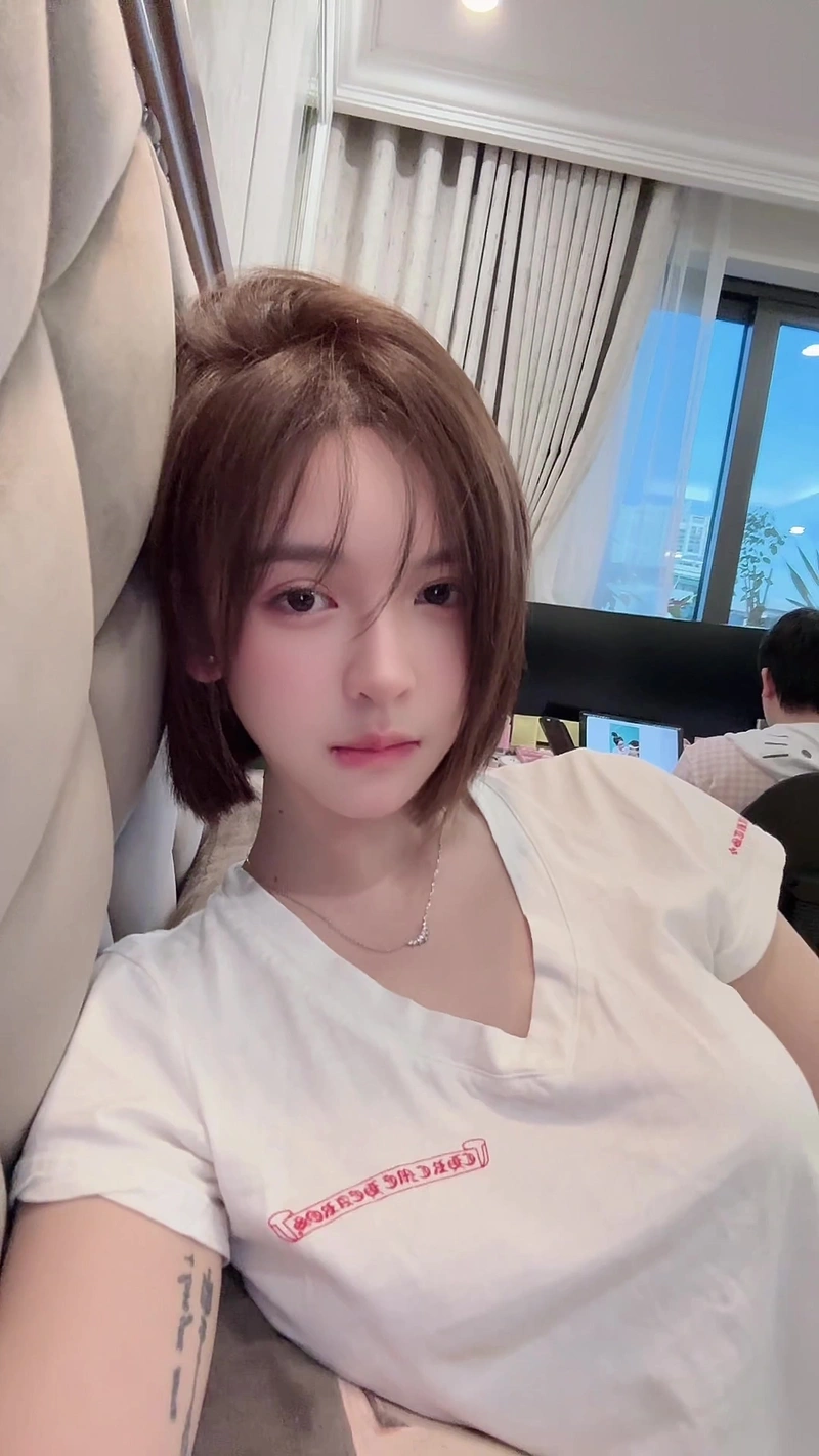 Trần Huyền Châu diện bikini gợi cảm khoe ngực to tròn