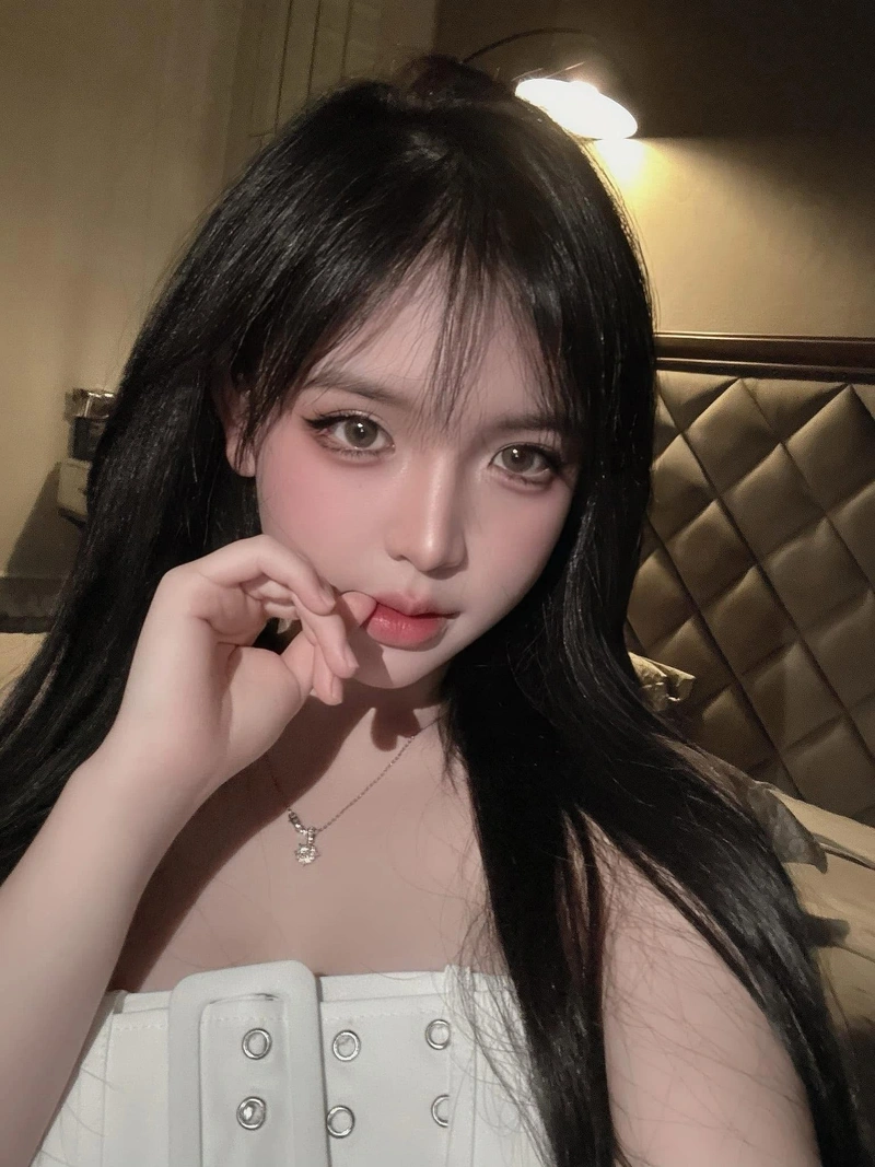 Trần Huyền Châu khoe vòng 1 căng tròn trong bikini sexy