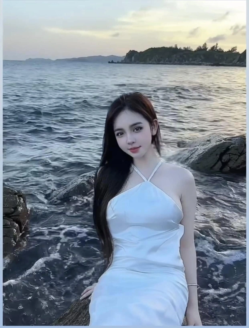 Trần Huyền Châu khoe vòng 3 căng đầy bikini gợi tình
